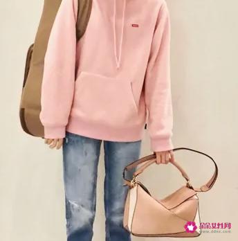 粉色T恤搭什么颜色裤子