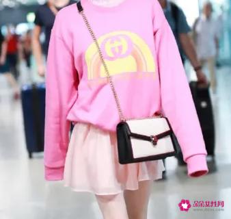 粉色T恤搭什么颜色裤子