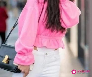 粉色T恤搭什么颜色裤子