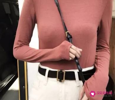 粉色T恤搭什么颜色裤子