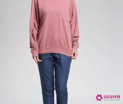 粉色T恤搭什么颜色裤子