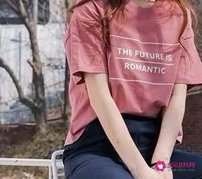 粉色T恤搭什么颜色裤子