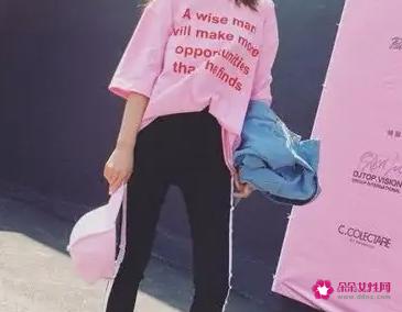 粉色T恤搭什么颜色裤子