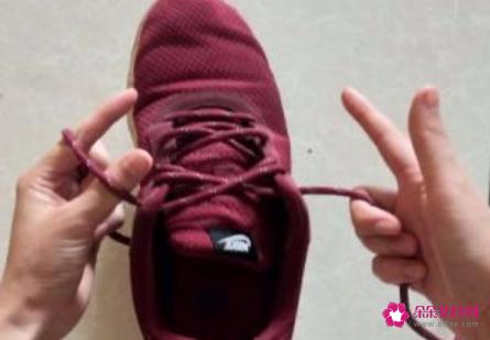 鞋带的系法图解蝴蝶结