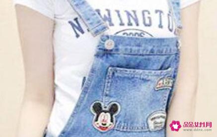 背带短裤搭配什么上衣好