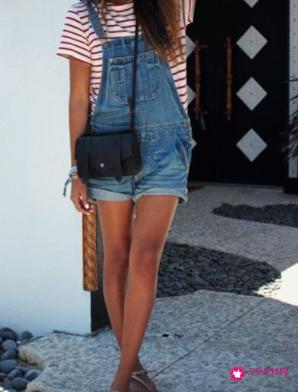 背带短裤搭配什么上衣好