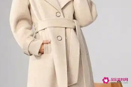 米色外套配什么内搭