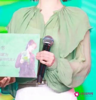 杨紫鲜花草帽造型完美逆袭成颜霸