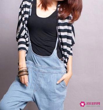 穿背带裤配什么外套小学生