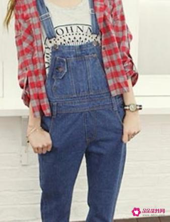 穿背带裤配什么外套小学生