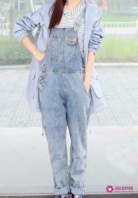 穿背带裤配什么外套小学生