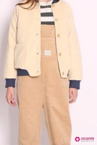 穿背带裤配什么外套小学生