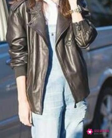 穿背带裤配什么外套小学生