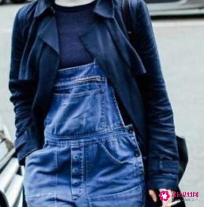 穿背带裤配什么外套小学生