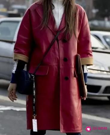 穿背带裤配什么外套小学生