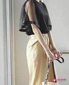 夏天透明纱裙怎么搭配