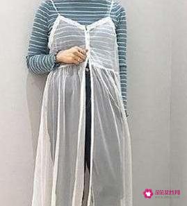 夏天透明纱裙怎么搭配