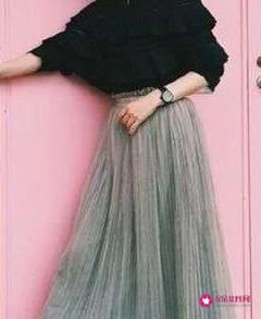 夏天透明纱裙怎么搭配