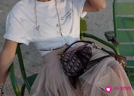 夏天透明纱裙怎么搭配