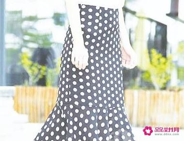 怎么搭配黑色半身裙更好看