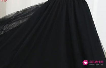 怎么搭配黑色半身裙更好看