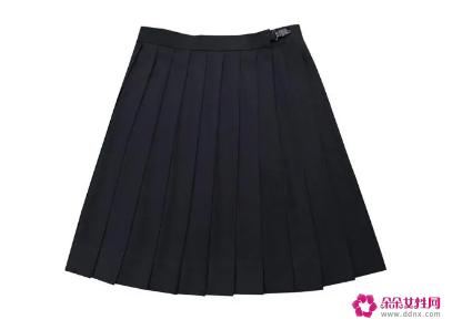 怎么搭配黑色半身裙更好看