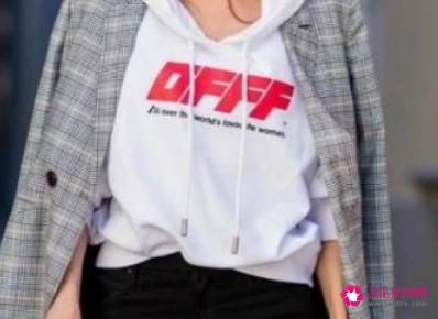 休闲小西装里面配什么