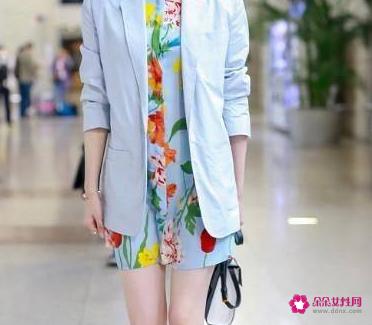 休闲小西装里面配什么