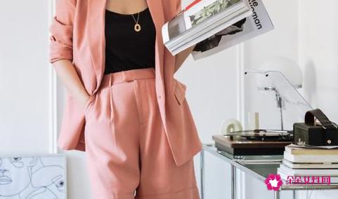 休闲小西装里面配什么