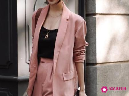 休闲小西装里面配什么