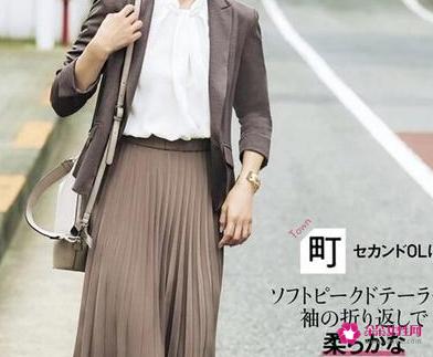 休闲小西装里面配什么