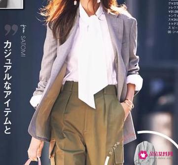 休闲小西装里面配什么