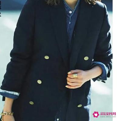 休闲小西装里面配什么