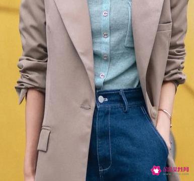 休闲小西装里面配什么