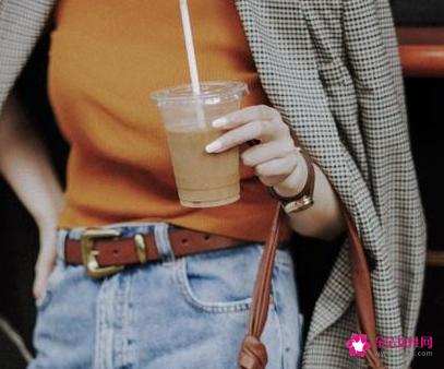 休闲小西装里面配什么