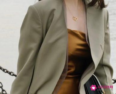 休闲小西装里面配什么