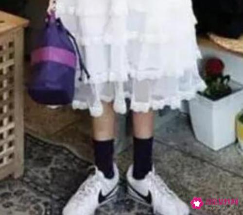 白色裙子搭配什么鞋子颜色选对才好看