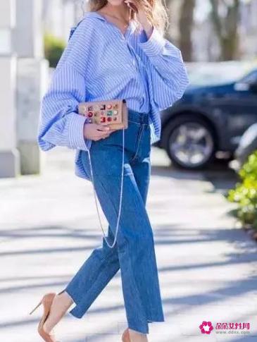 夏日蓝色条纹衬衫的穿搭