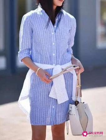 夏日蓝色条纹衬衫的穿搭