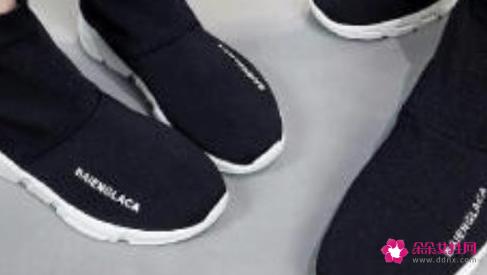 穿皮鞋配白袜子