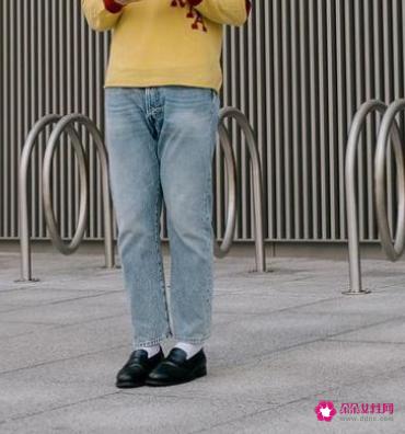 穿皮鞋配白袜子