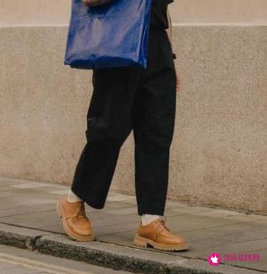 穿皮鞋配白袜子