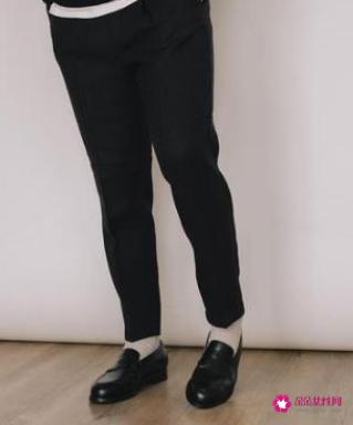 穿皮鞋配白袜子