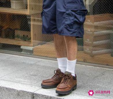 穿皮鞋配白袜子