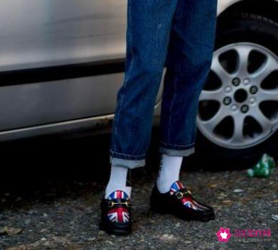 穿皮鞋配白袜子