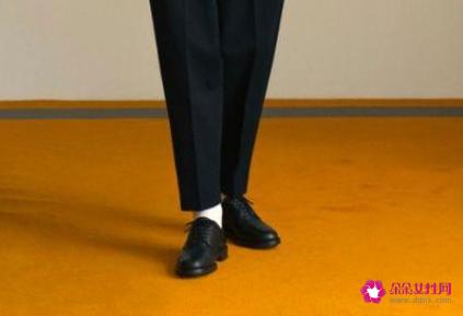 穿皮鞋配白袜子