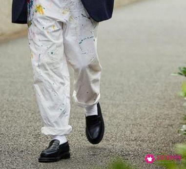 穿皮鞋配白袜子