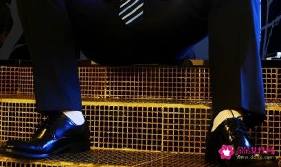 穿皮鞋配白袜子