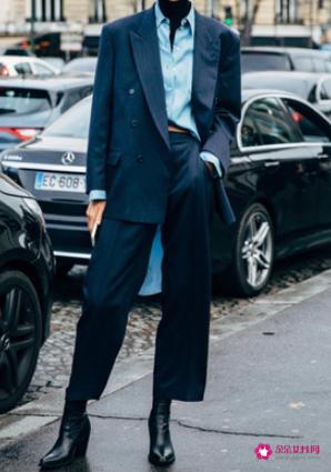 简约的西装搭配出与众不同的时尚