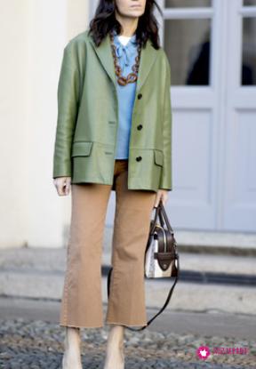 简约的西装搭配出与众不同的时尚